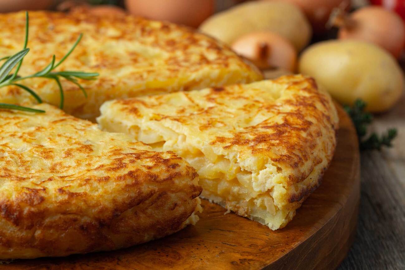 Tortilla de patatas con cebolla Receta fácil y delicosa Nuestras